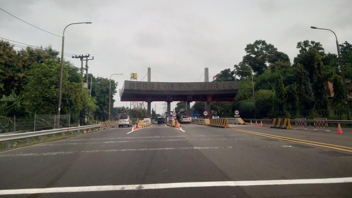 Potret Gerbang Tol Merak