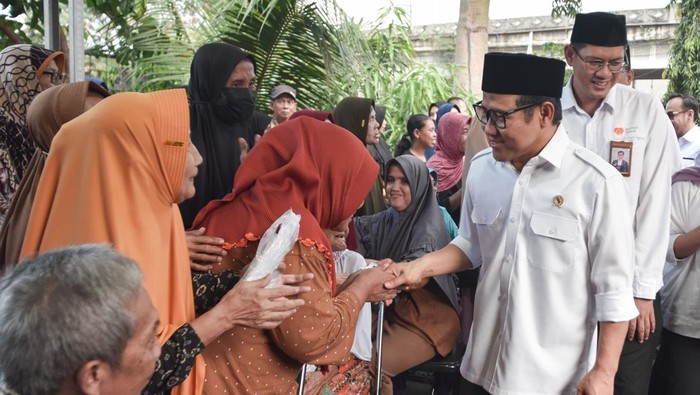 Potret Penyaluran Zakat Fitrah di Cilincing Menteri Koordinator Bidang Pemberdayaan Masyarakat (Menko PM) Muhaimin Iskandar (kedua kiri) bersama CEO Rumah Zakat Irvan Nugraha (kedua kanan) saat pendistribusian zakat fitrah kepada warga di Cilincing, Jakarta Utara, Kamis (27/3/2025). Pada peringatan Hari Zakat Nasional, Rumah Zakat berkolaborasi dengan Kemenko PM mendistribusikan zakat fitrah beserta makanan kepada 260 mustahik dan kegiatan tersebut dilakukan secara serentak di 29 Kota di Indonesia. ANTARA FOTO/ Fakhri Hermansyah/nz