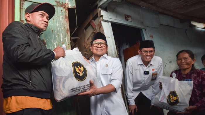 Potret Penyaluran Zakat Fitrah di Cilincing Menteri Koordinator Bidang Pemberdayaan Masyarakat (Menko PM) Muhaimin Iskandar (kedua kiri) bersama CEO Rumah Zakat Irvan Nugraha (kedua kanan) saat pendistribusian zakat fitrah kepada warga di Cilincing, Jakarta Utara, Kamis (27/3/2025). Pada peringatan Hari Zakat Nasional, Rumah Zakat berkolaborasi dengan Kemenko PM mendistribusikan zakat fitrah beserta makanan kepada 260 mustahik dan kegiatan tersebut dilakukan secara serentak di 29 Kota di Indonesia. ANTARA FOTO/ Fakhri Hermansyah/nz