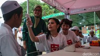 Prilly Latuconsina cek suhu tubuh seorang santri, Rabu (26/3).