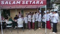 Para santri antre untuk cek kesehatan.  