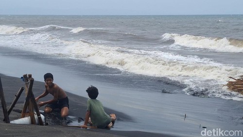 Gelombang tinggi terjadi di Pantai Mapak, Sekarbela, Kota Mataram beberapa waktu lalu.