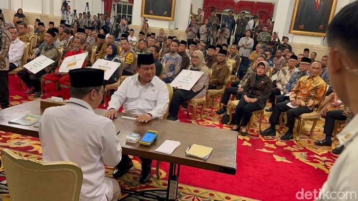 Presiden Prabowo menyerahkan zakat fitrah di Istana