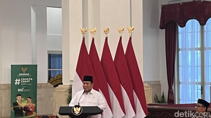 Presiden Prabowo Subianto mengungkap potensi penerimaan zakat mencapai Rp 327 triliun per tahun. Menurutnya, hal itu bisa menghilangkan kemiskinan ekstrem. (Eva S/detikcom)