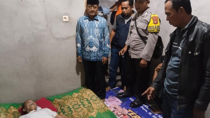 Pria paruh baya ditemukan tewas di kontrakan dengan mulut berbusa
