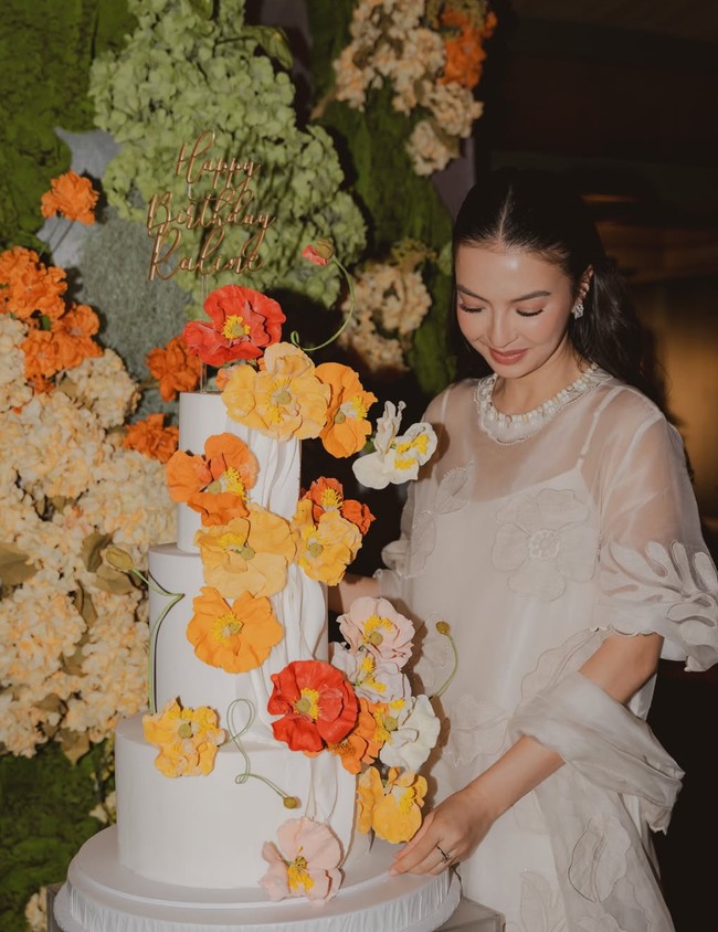 Raline Shah kembali menggelar acara pesta ulang tahun. Diketahui sebelumnya Raline sudah merayakan pesta ultahnya yang ke-40 di Bali. Kini dirinya memilih Jakarta sebagai lokasi untuk kembali merayakan ulang tahunnya. Foto: Instagram/@ralineshah