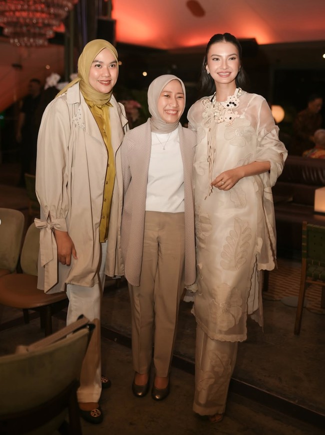 Tampil cantik dan anggun, Raline memilih busana berwarna coklat muda dengan bunga berwarna polos. Tampil serba coklat, ia juga melengkapi gayanya dengan kalung bentuk bunga warna senada. Foto: Instagram/@ralineshah