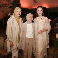 Tampil cantik dan anggun, Raline memilih busana berwarna coklat muda dengan bunga berwarna polos. Tampil serba coklat, ia juga melengkapi gayanya dengan kalung bentuk bunga warna senada. Foto: Instagram/@ralineshah