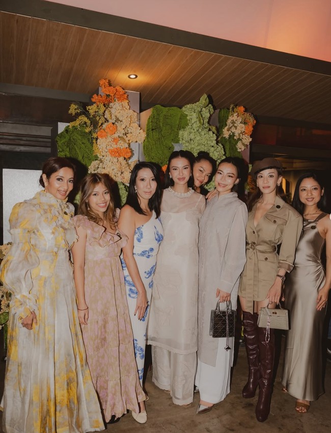 Digelar di Stalk Jakarta, acara ulang tahun Raline itu ramai dihadiri keluarga dan para sahabatnya. Para tamu undangan yang hadir juga terlihat kompak kenakan busana berwarna earth tone. Foto: Instagram/@ralineshah