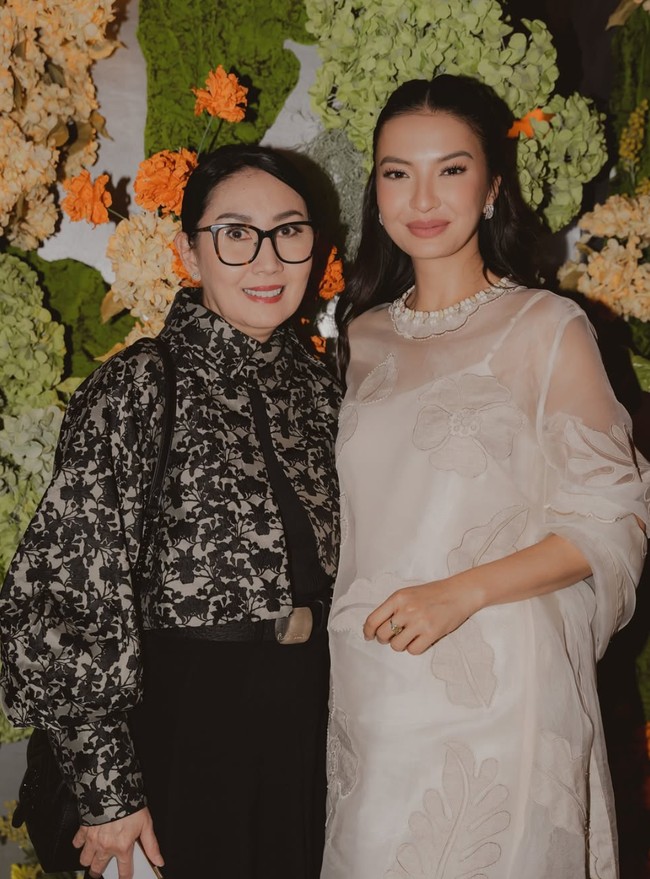 Penampilan Raline makin menawan dengan riasan flawless bernuansa warm, senada dengan pakaiannya. Untuk lipstiknya Raline juga memilih warna pink nude. Foto: Instagram/@ralineshah