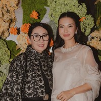 Penampilan Raline makin menawan dengan riasan flawless bernuansa warm, senada dengan pakaiannya. Untuk lipstiknya Raline juga memilih warna pink nude. Foto: Instagram/@ralineshah