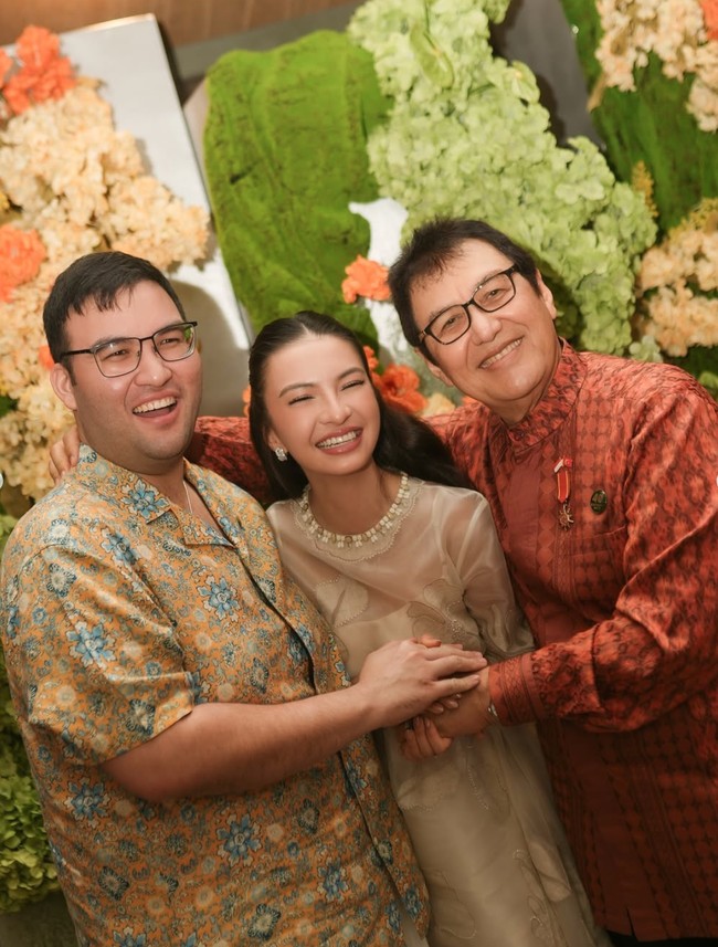 Kini sudah memasuki usia kepala 4 namun Raline masih terlihat cantik dan awet muda. Tak sedikit netizen yang memuji penampilan Raline yang bahkan dinilai makin cantik. Foto: Instagram/@ralineshah