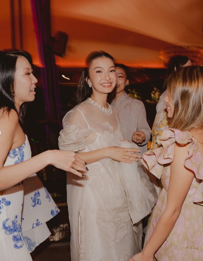 Penampilan Raline juga terlihat simpel dengan rambut yang hanya diikat setengah dan dikeriting gantung. Menatap ke arah kamera, senyum Raline terlihat begitu manis dan mempesona. Foto: Instagram/@ralineshah