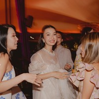 Penampilan Raline juga terlihat simpel dengan rambut yang hanya diikat setengah dan dikeriting gantung. Menatap ke arah kamera, senyum Raline terlihat begitu manis dan mempesona. Foto: Instagram/@ralineshah