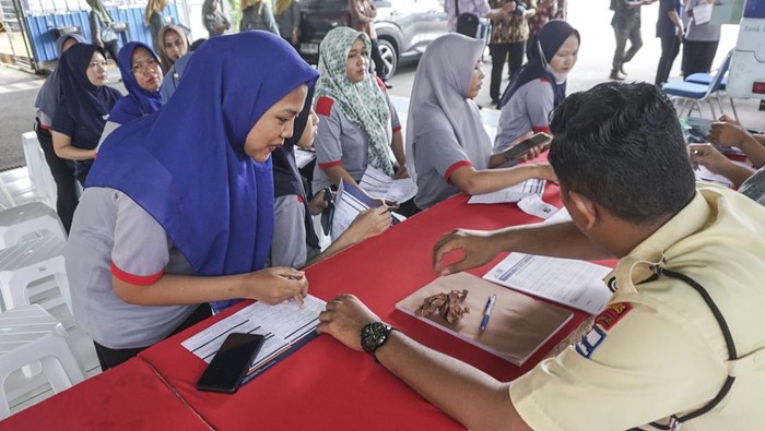 Ratusan Buruh Rokok di Pekalongan Terima BLT Cukai Sejumlah buruh rokok antre menerima bantuan langsung tunai (BLT) di Kota Pekalongan, Jawa Tengah, Kamis (27/3/2025). Pemerintah menyalurkan bantuan langsung tunai (BLT) Dana Bagi Hasil Cukai Hasil Tembakau (DBHCHT) kepada 500 buruh rokok PT Urip Sugiharto senilai Rp600 ribu per orang untuk periode Februari dan Maret 2025. ANTARA FOTO/Harviyan Perdana Putra/rwa.