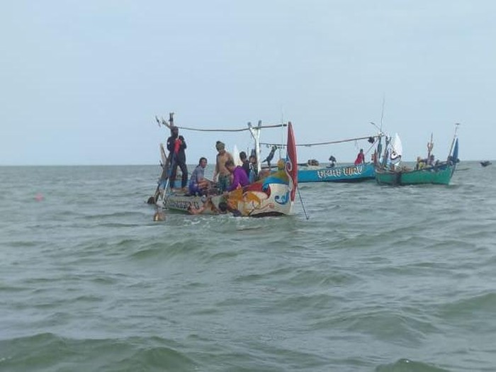 Relawan SAR Tunggul Wulung mencari nelayan korban kecelakaan laut di perairan Banyutowo, Dukuhseti, Pati, Kamis (27/3/2025).