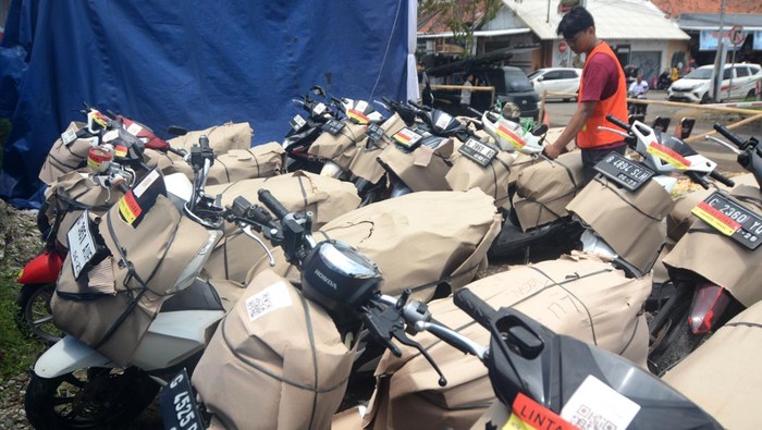 Ribuan Paket Sepeda Motor Gratis KAI Tiba di Tegal Petugas menata paket sepeda motor program angkutan sepeda motor gratis melalui Kereta Api (KA) di Stasiun Tegal, Jawa Tengah, Kamis (27/3/2025). Untuk mengurangi angka kecelakaan, Direktorat Jenderal Perkeretaapian Kementerian Perhubungan menyiapkan kuota sepeda motor gratis pada arus mudik Lebaran sebanyak 7.424 unit sepeda motor dan 16.960 penumpang dengan lintas utara. ANTARA FOTO/Oky Lukmansyah/nz