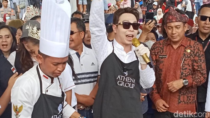Richard Lee masak 300 kg dan 700 ayam di Palembang