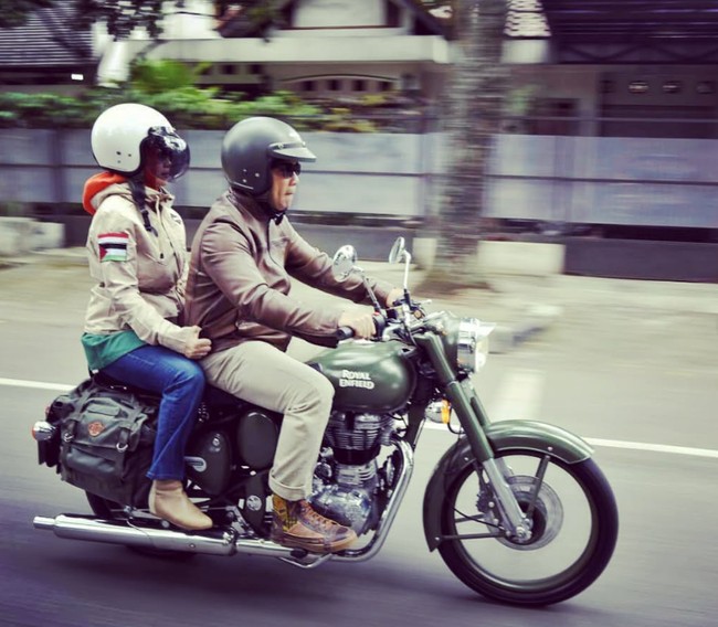 Sambil menjalani hobinya motoran, Ridwan juga tetap mengajak serta sang istri. Keduanya sampai disebut bak Dilan dan Milea. Foto: Instagram/@ridwankamil/@ataliapr