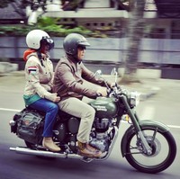 Sambil menjalani hobinya motoran, Ridwan juga tetap mengajak serta sang istri. Keduanya sampai disebut bak Dilan dan Milea. Foto: Instagram/@ridwankamil/@ataliapr