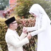 Kemesraan yang kerap diperlihatkan Kang Emil dan istrinya juga seringkali bikin netizen ikutan baper. Foto: Instagram/@ridwankamil/@ataliapr