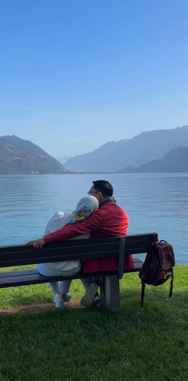 Kerap habiskan waktu berdua, momen saat Kang Emil dan Atalia berkunjung ke danau Brienz di Swiss yang juga menjadi tempat syuting drakor Crash Landing On You. Keduanya tampil romantis bak adegan di drakor. Foto: Instagram/@ridwankamil/@ataliapr