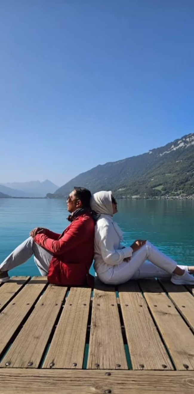 Duduk berdua saling membelakangi, Kang Emil dan istri tampak begitu menikmati keindahan danau di sana. Foto: Instagram/@ridwankamil/@ataliapr