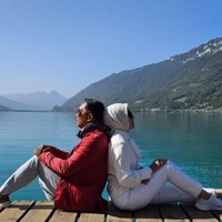 Duduk berdua saling membelakangi, Kang Emil dan istri tampak begitu menikmati keindahan danau di sana. Foto: Instagram/@ridwankamil/@ataliapr