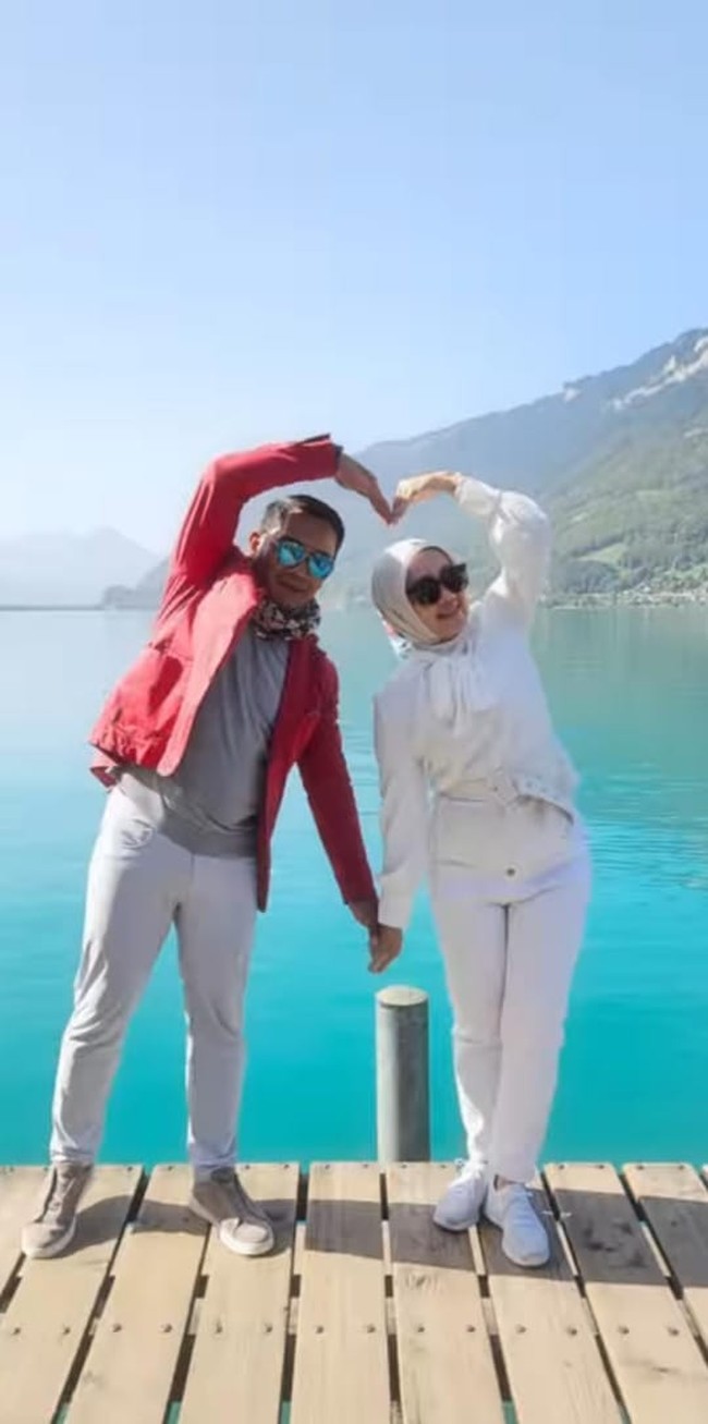 Pose bareng membuat simbol hati, keduanya bak kembali berpacaran. Kemesraan keduanya juga kerap banjir pujian netizen. Foto: Instagram/@ridwankamil/@ataliapr