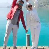 Pose bareng membuat simbol hati, keduanya bak kembali berpacaran. Kemesraan keduanya juga kerap banjir pujian netizen. Foto: Instagram/@ridwankamil/@ataliapr