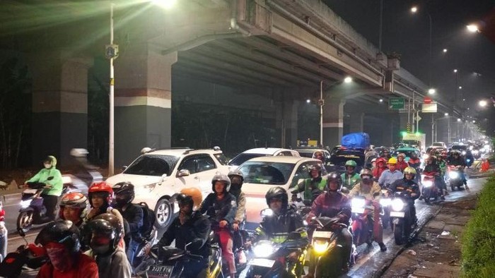 Rombongan pemudik di Jalan Raya Kalimalang, Duren Sawit, Jakarta Timur, Kamis (27/3/2025). ANTARA/Siti Nurhaliza