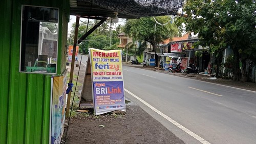 Salah satu gerai penjualan tiket kapal penyeberangan dari Pelabuhan Kayangan, Lombok Timur, ke Pelabuhan Poto Tano, Sumbawa. (Sanusi Ardi W/detikBali)