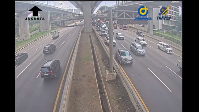 Satu unit truk mengalami kecelakaan di Tol Jakarta-Cikampek (Japek). Petugas sudah berada di lokasi untuk menangani kecelakaan itu. (CCTV KemenPU)