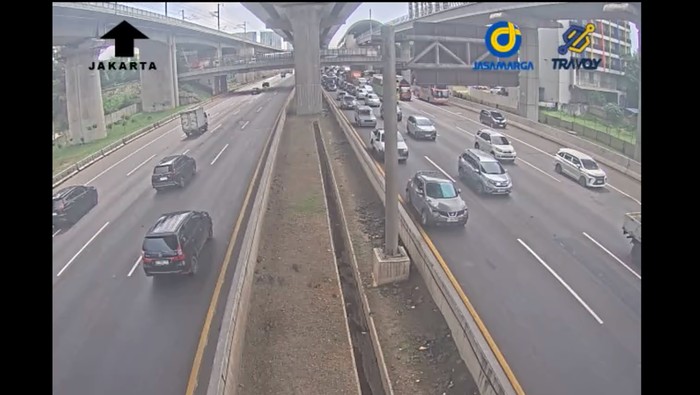 Satu unit truk mengalami kecelakaan di Tol Jakarta-Cikampek (Japek). Petugas sudah berada di lokasi untuk menangani kecelakaan itu. (CCTV KemenPU)