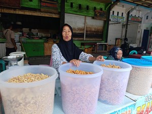 Seafood Krispi, Tumpuan Hidup Ade hingga Jadi Oleh-oleh Pangandaran