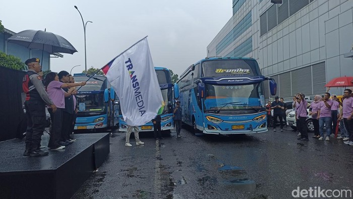 Sebanyak 415 peserta Mudik Asyik Transmedia 2025 diberangkatkan ke kampung halaman di berbagai kota besar di Jawa Tengah, Yogyakarta, dan Jawa Timur. (Tiara Aliya/detikcom)