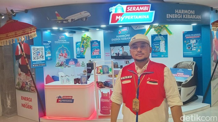 Sales Area Manager Retail Bali Pertamina Patra Niaga Regional Jatimbalinus, Endo Eko Satryo, ditemui detikBali di Serambi MyPertamina, Kamis (27/3/2025). (Aryo Mahendro/detikBali).