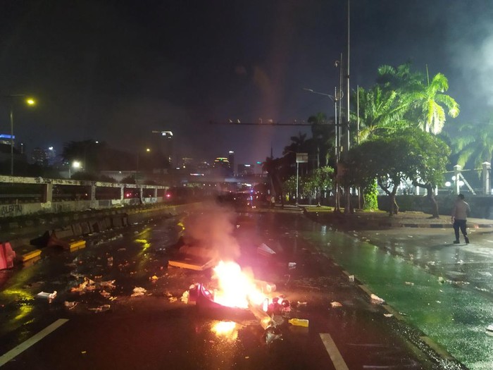 Sisa petasan dan water canon saat demo tolak UU TNI di depan DPR hari ini (Kurniawan/detikcom)