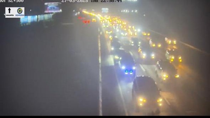 Situasi arus kendaraan di Tol Jakarta-Cikampek per pukul 22.55, Kamis 27 Maret 2025 (tangkapan layar aplikasi Travoy)