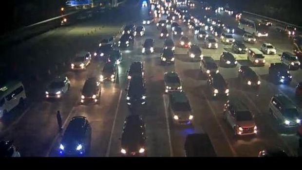 Situasi arus kendaraan di Tol Jakarta-Cikampek per pukul 22.55, Kamis 27 Maret 2025 (tangkapan layar aplikasi Travoy)