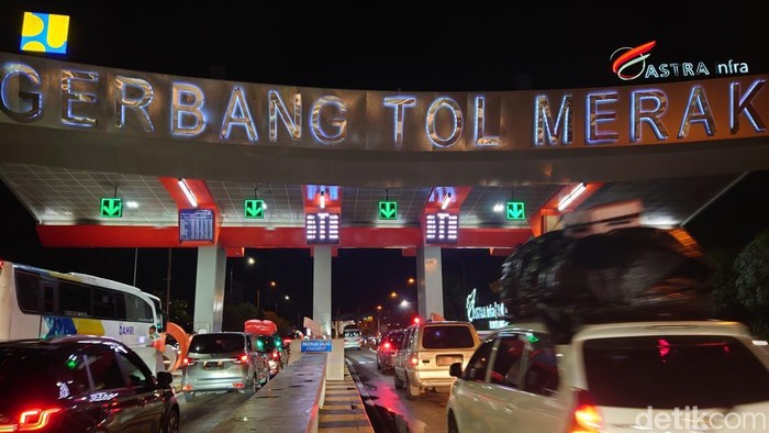 Situasi arus lalu lintas di exit tol Merak (M Iqbal/detikcom)