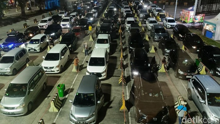 Suasana antrean kendaraan di Pelabuhan Bakauheni Lampung.