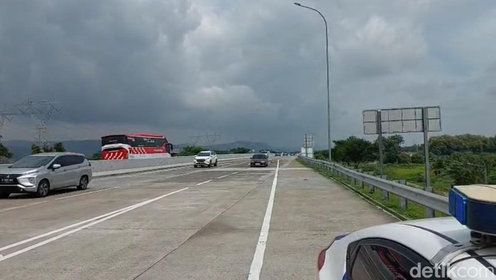 Suasana lalu lintas di Tol Kendal, Kamis (27/3/2025).