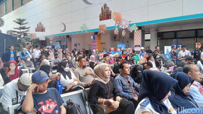 Suasana mudik gratis dengan kereta api dari Stasiun Kertapati-Stasiun Tanjung Karang.
