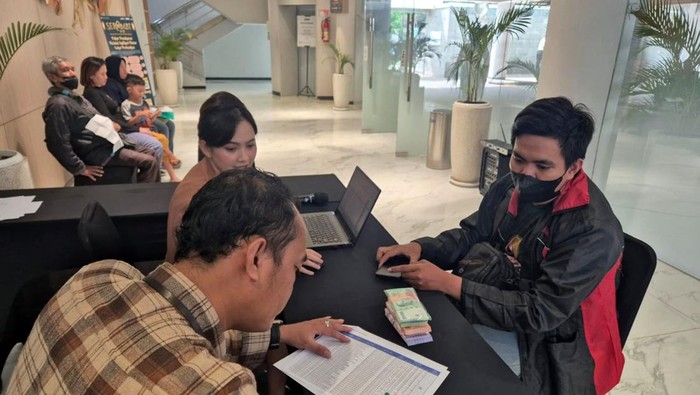 Suasana penukaran uang baru lebaran di kantor BRI Rajawali Surabaya