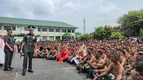 Suasana penutupan Pendidikan Bintara TNI AD Gelombang II TA 2024 di Rindam IX/Udayana Tabanan, Bali, pada Kamis (27/3/2025). (Foto: Ahmad Firizqi Irwan/detikBali)