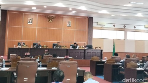 Suasana Rapat Paripurna DPRD Manggarai Barat dengan agenda penyampaian RPJMD Kabupaten Manggarai Barat Tahun 2025-2029 oleh Bupati, Kamis (27/3/2025). (Foto: Ambrosius Ardin/detikBali)