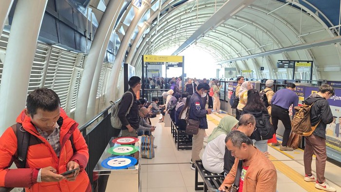 Suasana Stasiun LRT Harjamukti saat LRT Jabodebek Cibubur Line gangguan