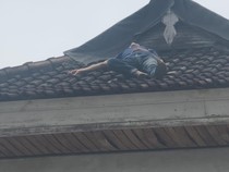 Warga Denpasar Timur Digegerkan Orang Tak Dikenal Tertidur di Genting