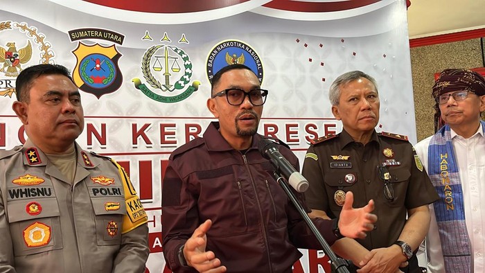 Teks foto: Wakil Ketua Komisi 3 DPR RI Ahmad Sahroni usai kunjungan kerja di Polda Sumut. (Finta Rahyuni/detikSumut)